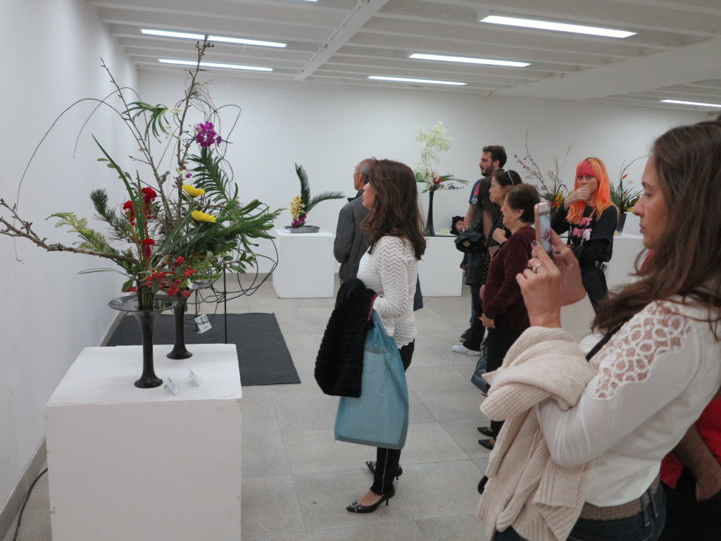 生け花展示にもひとだかり