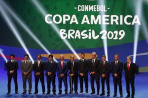 組み合わせ抽選会に出席した各国代表チームの監督たち（Fernando Frazão/Agência Brasil）