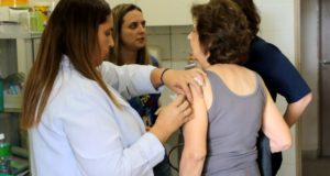 予防接種を受ける人達（Wilson Dias/Agência Brasil）