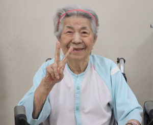 笑顔でリハビリ中の高齢女性（muon-ashさん撮影、「写真ＡＣ」サイトより）