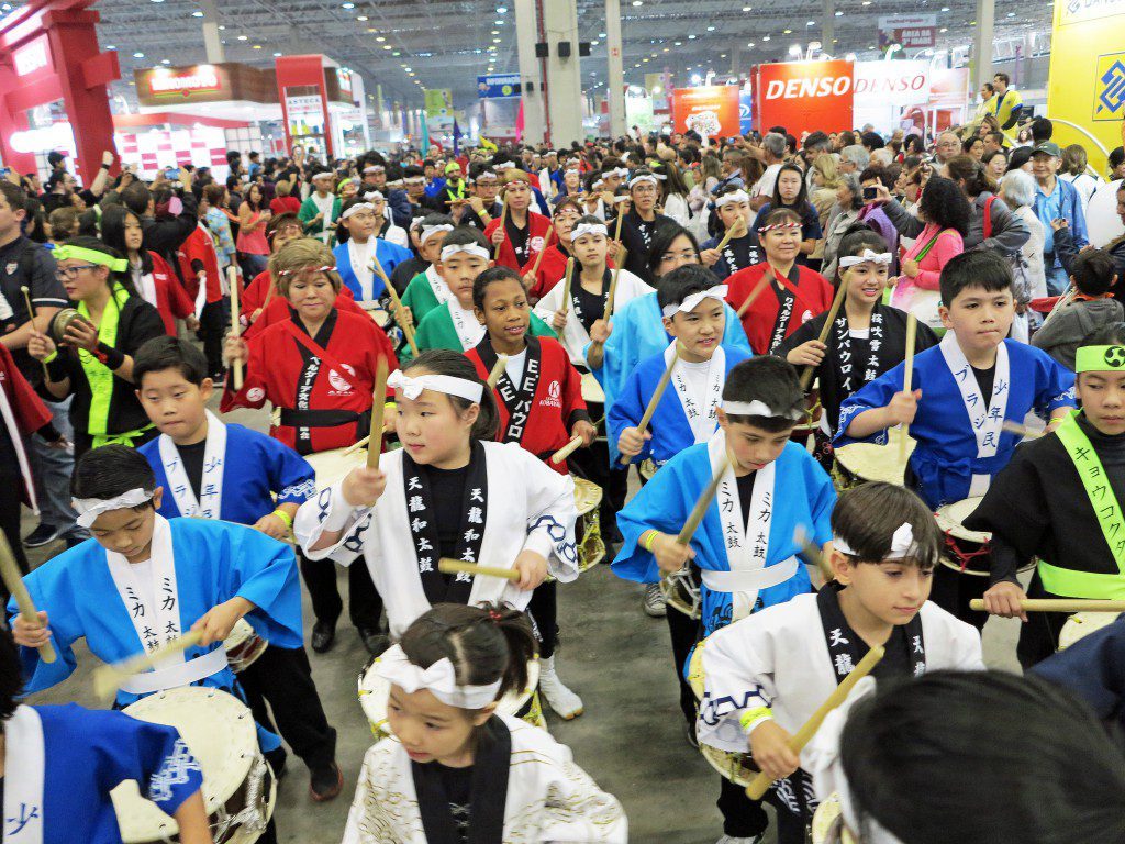 日本祭り会場をにぎやかに行進する祭り太鼓の子供たち