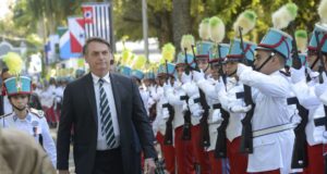 リオの軍学校創立１３０周年式典に参加したボウソナロ大統領（Fernando Frazao/Ag. Brasil）