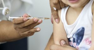 予防接種を受ける女児（Marcelo Camargo/Agência Brasil）