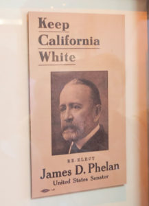 博物館の展示。「Keep California White」と書かれた選挙ポスター