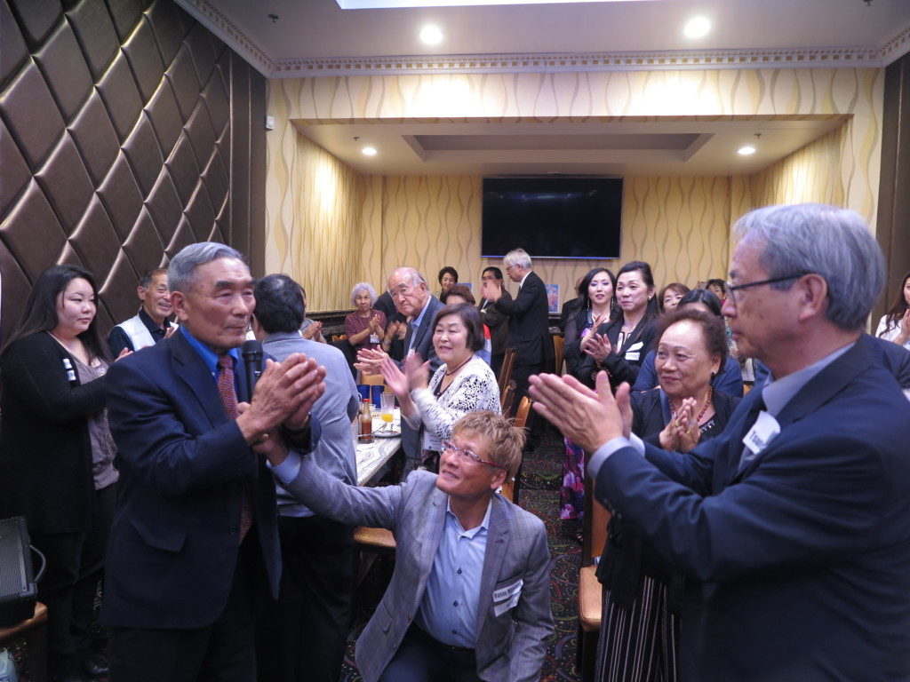 三本締めをする芥川義則さん