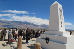 慰霊碑の背面には「満砂那日本人建立」の文字が刻まれている