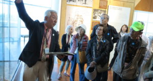 全米日系博物館で山田ロッキーさんから白熱した説明を聞く一行