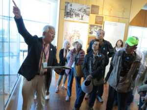 全米日系博物館で山田ロッキーさんから白熱した説明を聞く一行