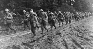 行進する第４４２連隊戦闘団の兵士（１９４４年、フランス、US Army [Public domain]）