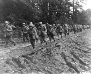 行進する第４４２連隊戦闘団の兵士（１９４４年、フランス、US Army [Public domain]）