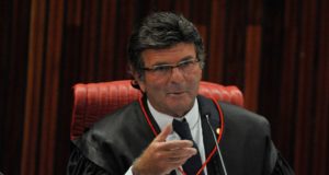 最高裁のフクス判事（Fabio Rodrigues Pozzebom/Agência Brasil）