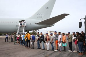 他州に移動する飛行機にのるために列を作るベネズエラ人難民たち（Antonio Cruz/Agência Brasil）