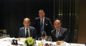 今年の４月４日に東京で夕食懇談会を行なった日下野理事長、河村建夫衆議院議員、坂本哲志衆議院議員