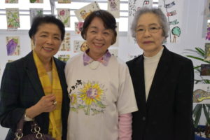 絵手紙講師の石川恵子さん（左）、武用千枝さん、若林敦子さん