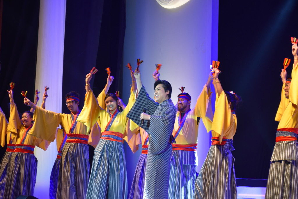 高知県人会の青年部の踊りと共に披露した「よさこい鳴子踊り」