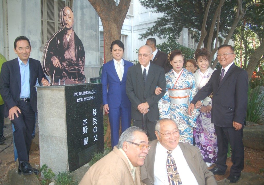 水野胸像落成を祝う代表者ら