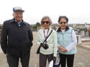 一行の福岡県人会元会長の松尾治さん、小枝子・デバインさん、安田千益子さん