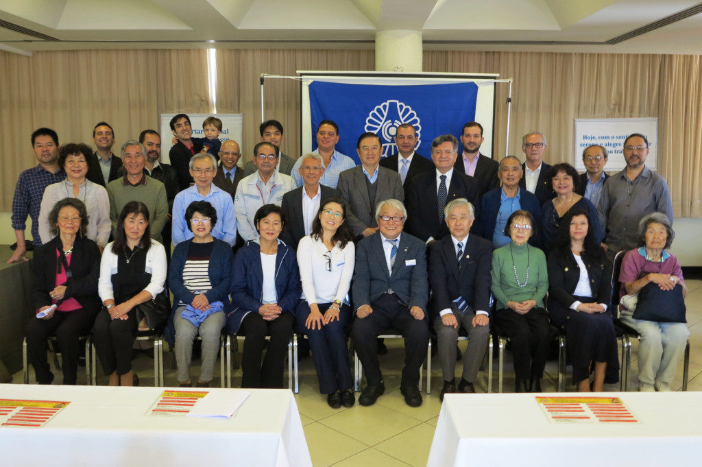 佐藤さんを中心に全員で記念撮影