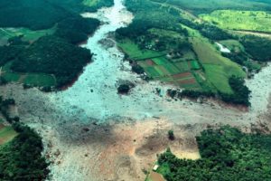 ダム決壊で大量の鉱滓の直撃を受けたブルマジーニョの航空写真（Isac Nóbrega/PR）