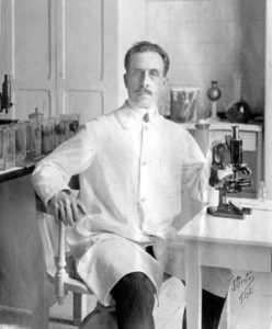 病名はこの疾患をはじめて発見した、ブラジル人医師リベイロ･シャーガス医師（1879～1934年）にちなんでいる（撮影：１９０９年、画像提供：Institute Evandro Chagas エバンドロ･シャーガス研究所）