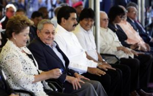 キューバのマリエル港の落成式に集まった左派政権の代表者達（左から）ブラジルのジウマ大統領（当時）、キューバのラウル・カストロ国家評議会議長（当時）、ベネズエラのマドゥーロ大統領、ボリビアのモラレス大統領（Ismael Francisco/Cubadebate）