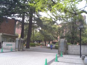 東京農大の世田谷キャンパス正門（Hykw-a4 at ja.wikipedia）