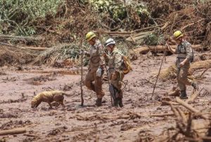 事故直後の被災者捜索の様子（Ricardo Stuckert/Agencia Brasil）