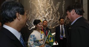 宿泊先のホテルで歓迎されたボウソナロ大統領（Alan Santos/PR）