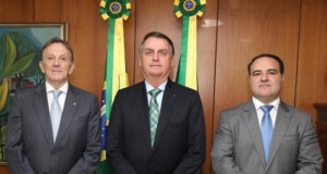 （左から）郵便局総裁に指名されたペイショット氏とボウソナロ大統領、総務室長官に指名されたオリヴェイラ氏（Assessoria da Presidência）