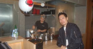倉智さん（手前）と料理長の恩田快生さん（奥）