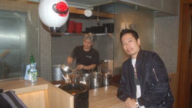 倉智さん（手前）と料理長の恩田快生さん（奥）