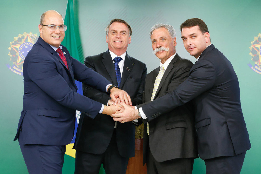 プラナウト宮での記者会見で（左から、リオ州知事、大統領、キャリー会長、フラヴィオ上議、Carolina Antunes/PR）