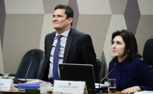 １９日に上院憲政委員会で、ヴァザジャット疑惑に関して弁明するモロ法務大臣（Pedro Franca/Agencia Senado）