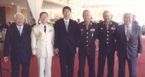 左から2人目が溝田繁久一等陸佐、山田彰大使、松田中将、マルチンス中将、平崎さん