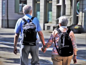 仲良く二人で散歩する高齢者（参考写真）
