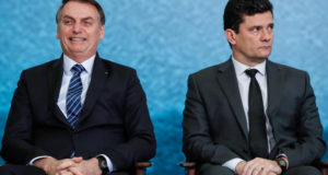 ボウソナロ大統領（左）とセルジオ・モロ法相（Isac Nobrega/PR）