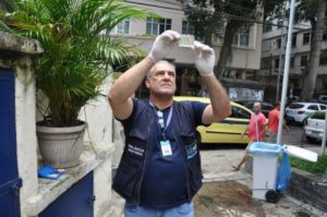 水道水の水質調査を行う衛生管理局の職員（Divulgação/Vigilância Sanitária）