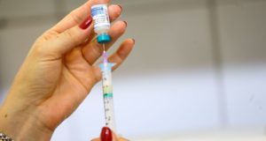 麻疹の予防接種は３種混合の形で行われる（Marcelo Camargo/Agencia Brasil）