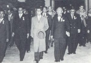 １９５８年、井上理事長（左）らの案内で視察される三笠宮殿下（中央、『コチア産業組合中央会６０年の歩み』より）