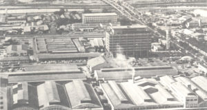 ジャグァレーのコチア産組本部（中央のビルが１９７７年落成）、手前が肥料・飼料工場