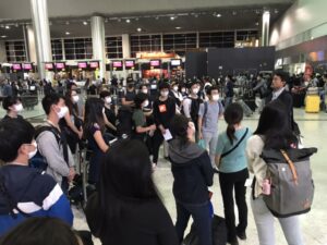 グアルーリョス国際空港で帰国するボランティア隊員を励ます佐藤洋史（ひろし）ＪＩＣＡブラジル事務所所長（提供写真）