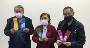 左からＡＣＡＬのフルノ・マサヨシさん、チカザワ・マリーナさん、池崎博文会長