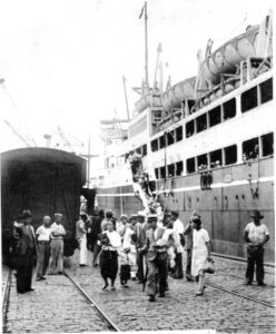 移民船を降りてブラジルに上陸する日本人たち（『在伯同胞活動実況写真帳』（１９３８年、竹下写真館 高知県古市町）