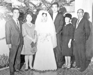 細海さん夫妻（中央）の結婚式の写真。右が細江静男夫妻（浅海さん著『歳月』２００７年、日毎叢書出版より）