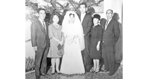 細海さん夫妻（中央）の結婚式の写真。右が細江静男夫妻（浅海さん著『歳月』２００７年、日毎叢書出版より）