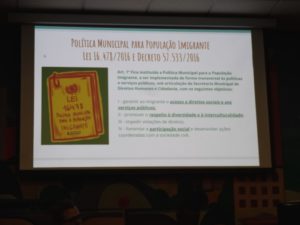 『カフェ・コンテンポラネア』で新移民法に関するスライド