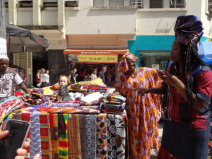 セントロ地区でアフリカン雑貨のフェイラを案内するコンゴ人女性