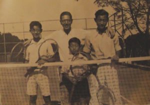 東山農場に作られたテニス場で撮影。１９３５年ごろ。山本喜誉司（中央後ろ）と３人の息子たち（前列中央が坦）＝山本家所蔵