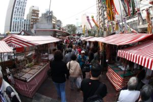 毎週末賑わう東洋市の様子（Foto/ Edson Hamasaki）