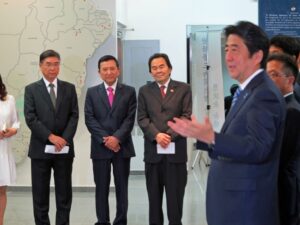 ２０１４年来伯時、歓迎会に駆けつけた日系政治家の前で話す安倍首相